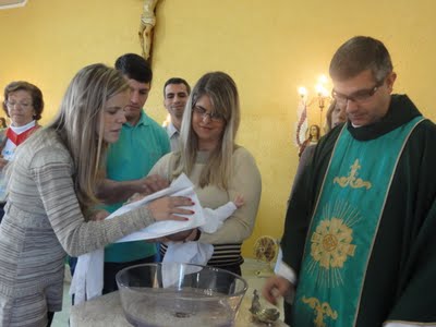 O Significado Profundo da Madrinha de Toalha no Batismo Católico