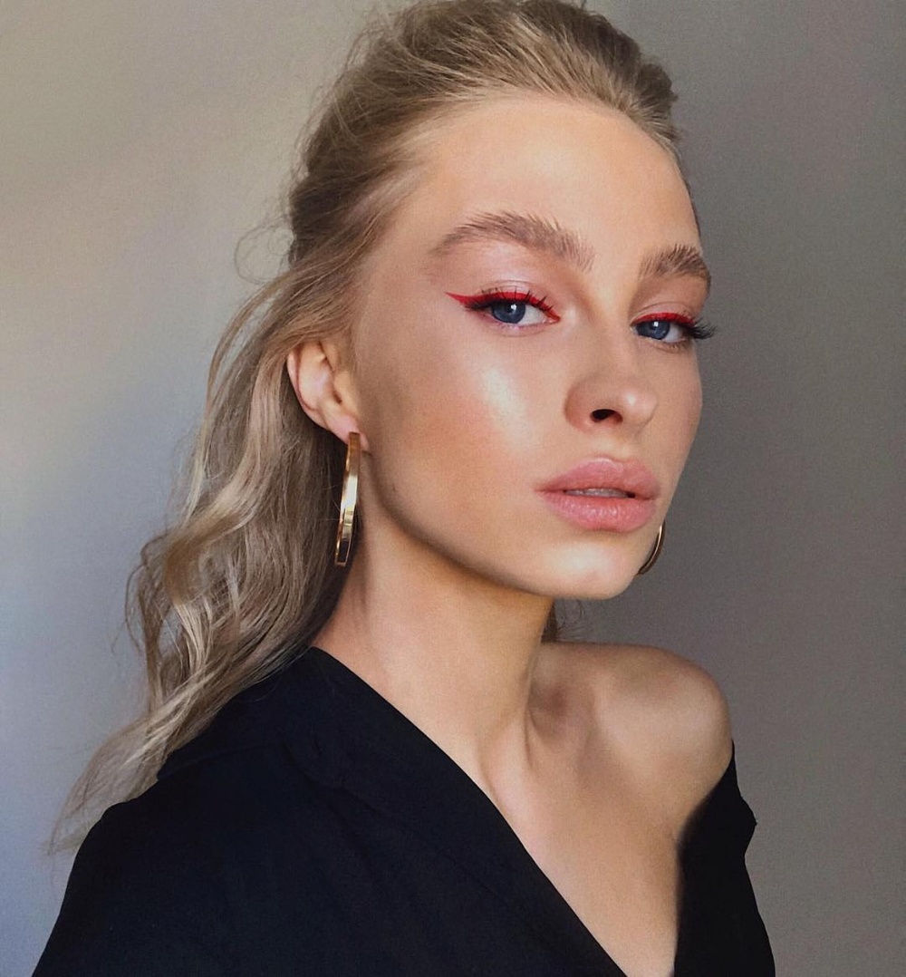 5 ideias de títulos:
1. Guia Completo: Todos os Tipos de Delineado e Como Fazer em Casa
2. Delineado Gatinho Perfeito: O Passo a Passo Definitivo para Iniciantes
3. Delineado Esfumado: Crie um Olhar Profundo e Sedutor
4. Delineado Gráfico: Tendências e Inspirações para um Look Moderno
5. Dicas de Ouro: Como Corrigir Erros e Aumentar a Durabilidade do Delineado