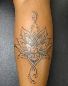 O Poder do Unalome: Entenda o Significado da Tatuagem com Flor de Lótus