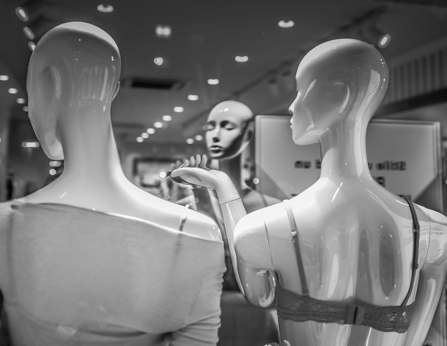 Materiais de Manequins: Durabilidade e Estilo para Seu Visual Merchandising