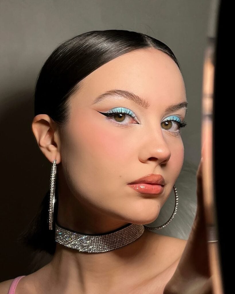 Maquiagem Azul para o Dia vs. Noite: Dicas de Aplicação e Produtos Essenciais