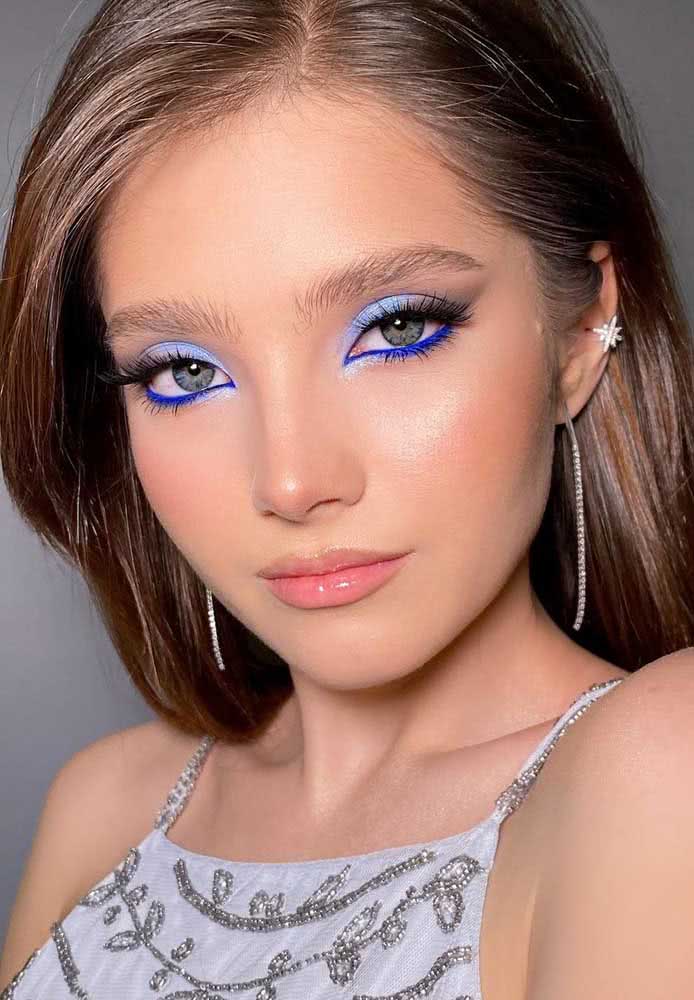 Azul Puro Coral 2026: Como Integrar a Cor do Ano na Sua Maquiagem