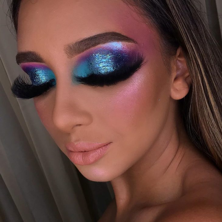 Maquiagem Azul para o Dia vs. Noite: Dicas de Aplicação e Produtos Essenciais