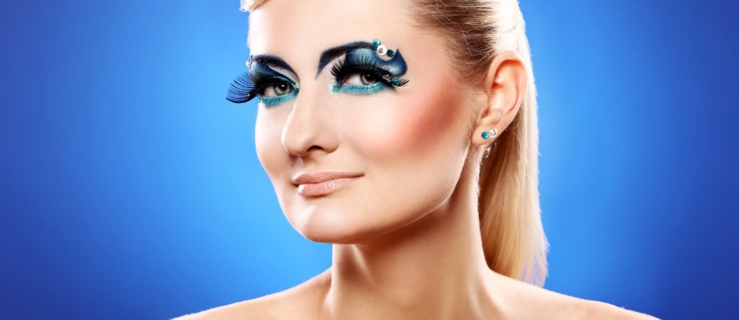 Guia Completo: Maquiagem Azul para Cada Tom de Pele