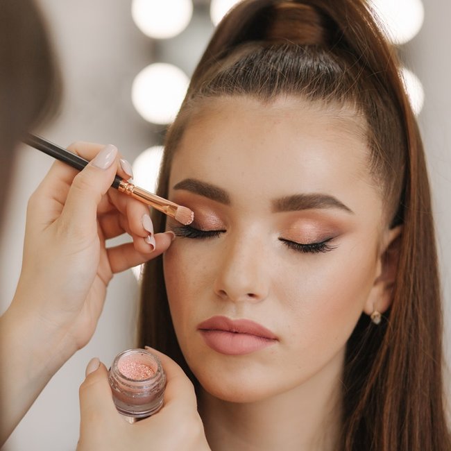 Como adaptar a maquiagem clássica para diferentes ocasiões