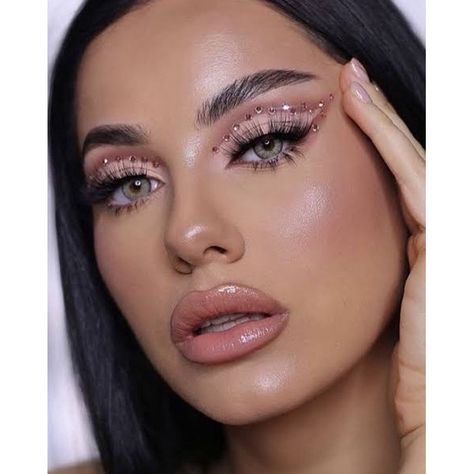 Maquiagem com Brilho para Eventos Noturnos: Guia Completo