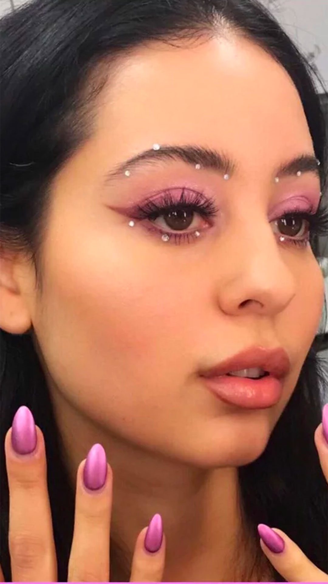 Guia Completo: Como Escolher e Aplicar Strass na Maquiagem para Iniciantes