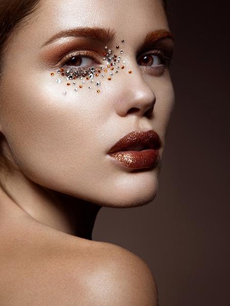 Delineado com Strass vs. Pontos de Luz: Qual Estilo Escolher para seu Olhar?