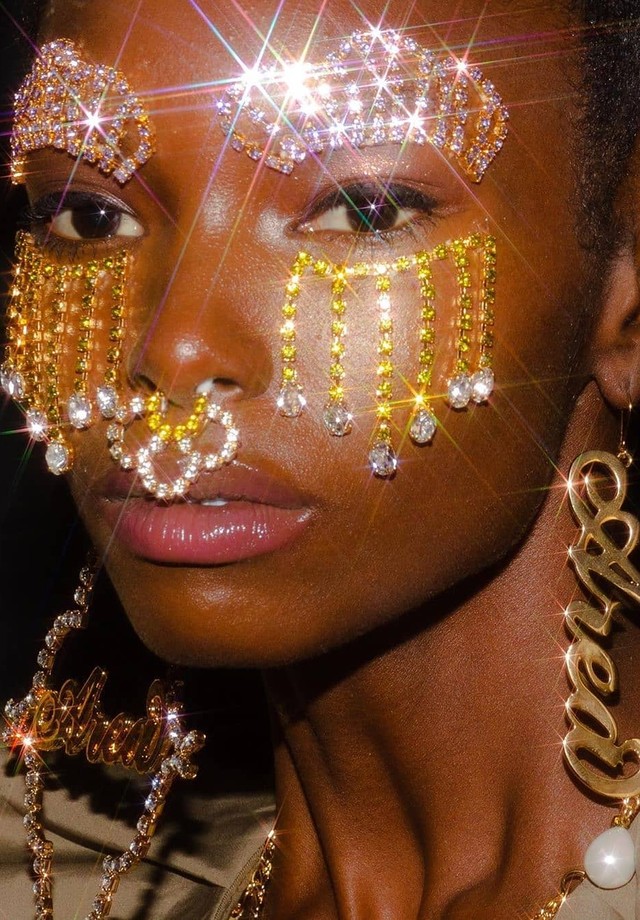 Guia Completo: Como Escolher e Aplicar Strass na Maquiagem para Iniciantes