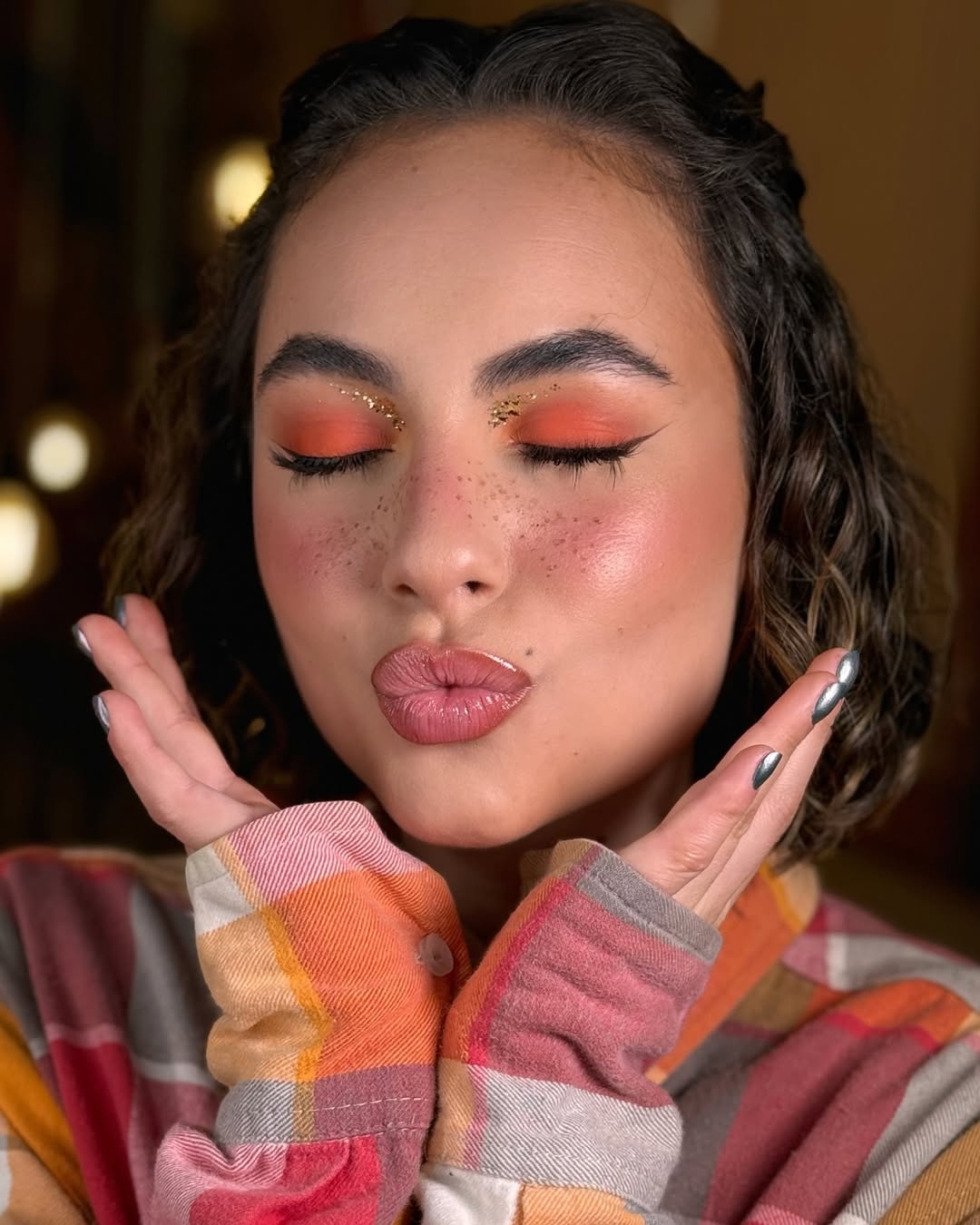 Maquiagem de Festa Junina 2026: Tendências e Cores Vibrantes; Maquiagem Junina Infantil: Ideias Fáceis e Seguras para Crianças; Como Fazer sua Maquiagem de Festa Junina Durar a Noite Toda; Delineado Criativo e Sardas Modernas: Inove na Maquiagem Junina; Blush Blindness na Festa Junina: Ousadia e Estilo para Arrasar