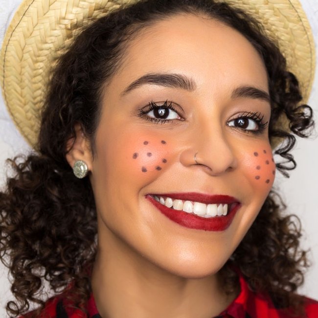 Maquiagem de Festa Junina 2026: Tendências e Cores Vibrantes; Maquiagem Junina Infantil: Ideias Fáceis e Seguras para Crianças; Como Fazer sua Maquiagem de Festa Junina Durar a Noite Toda; Delineado Criativo e Sardas Modernas: Inove na Maquiagem Junina; Blush Blindness na Festa Junina: Ousadia e Estilo para Arrasar