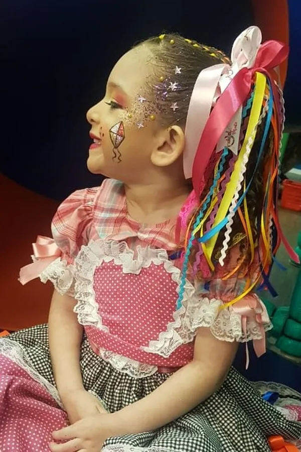 Maquiagem de Festa Junina 2026: Tendências e Cores Vibrantes; Maquiagem Junina Infantil: Ideias Fáceis e Seguras para Crianças; Como Fazer sua Maquiagem de Festa Junina Durar a Noite Toda; Delineado Criativo e Sardas Modernas: Inove na Maquiagem Junina; Blush Blindness na Festa Junina: Ousadia e Estilo para Arrasar