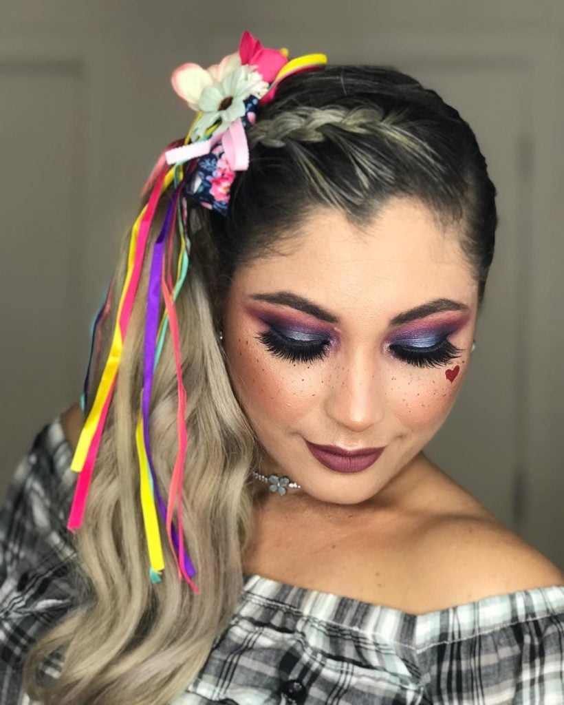 Maquiagem de Festa Junina 2026: Tendências e Cores Vibrantes; Maquiagem Junina Infantil: Ideias Fáceis e Seguras para Crianças; Como Fazer sua Maquiagem de Festa Junina Durar a Noite Toda; Delineado Criativo e Sardas Modernas: Inove na Maquiagem Junina; Blush Blindness na Festa Junina: Ousadia e Estilo para Arrasar