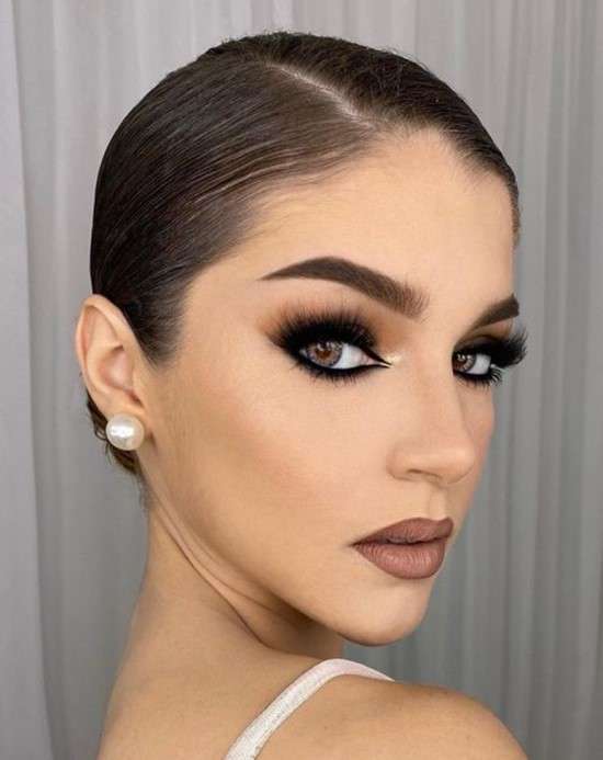 Batom Vermelho e Delineado: O Clássico Infalível para Festas