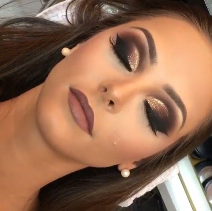 Latte Makeup: Elegância Sóbria para Eventos Noturnos