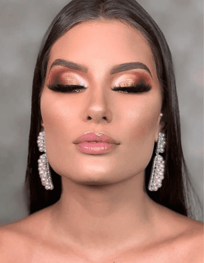 Batom Vermelho e Delineado: O Clássico Infalível para Festas