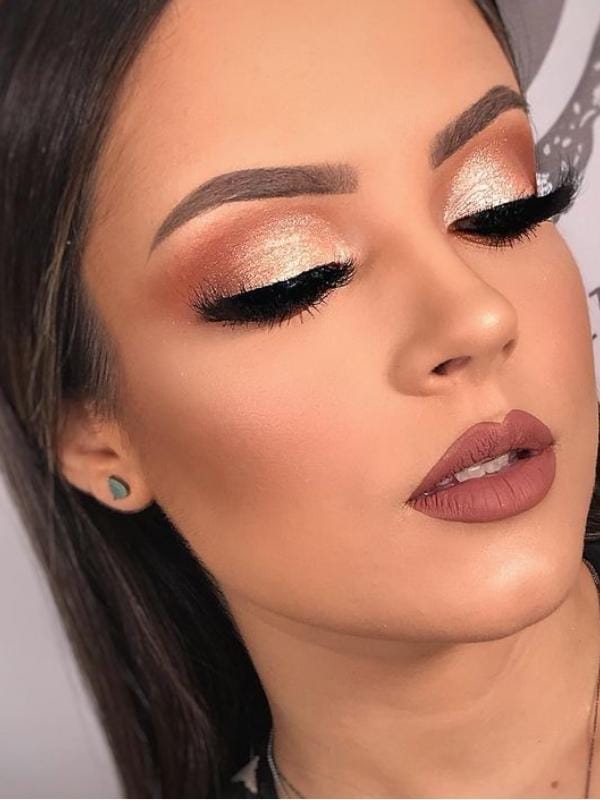 Latte Makeup: Elegância Sóbria para Eventos Noturnos