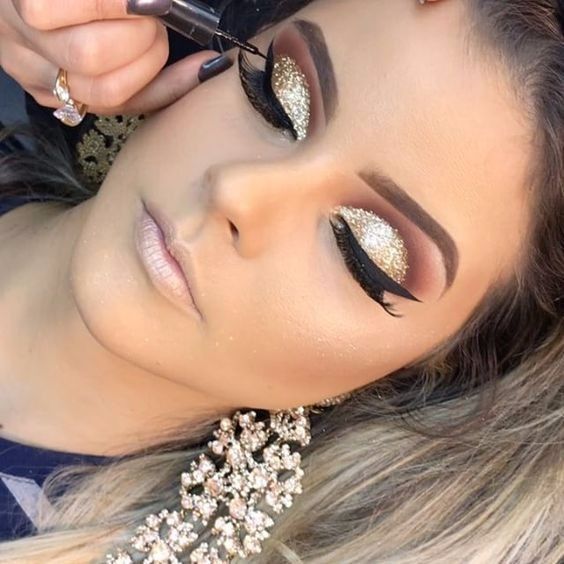 Latte Makeup: Elegância Sóbria para Eventos Noturnos