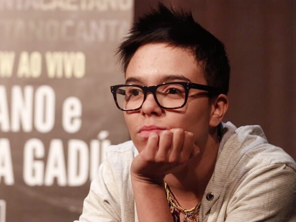 Maria Gadú: A Evolução do Estilo e Seus Óculos Icônicos