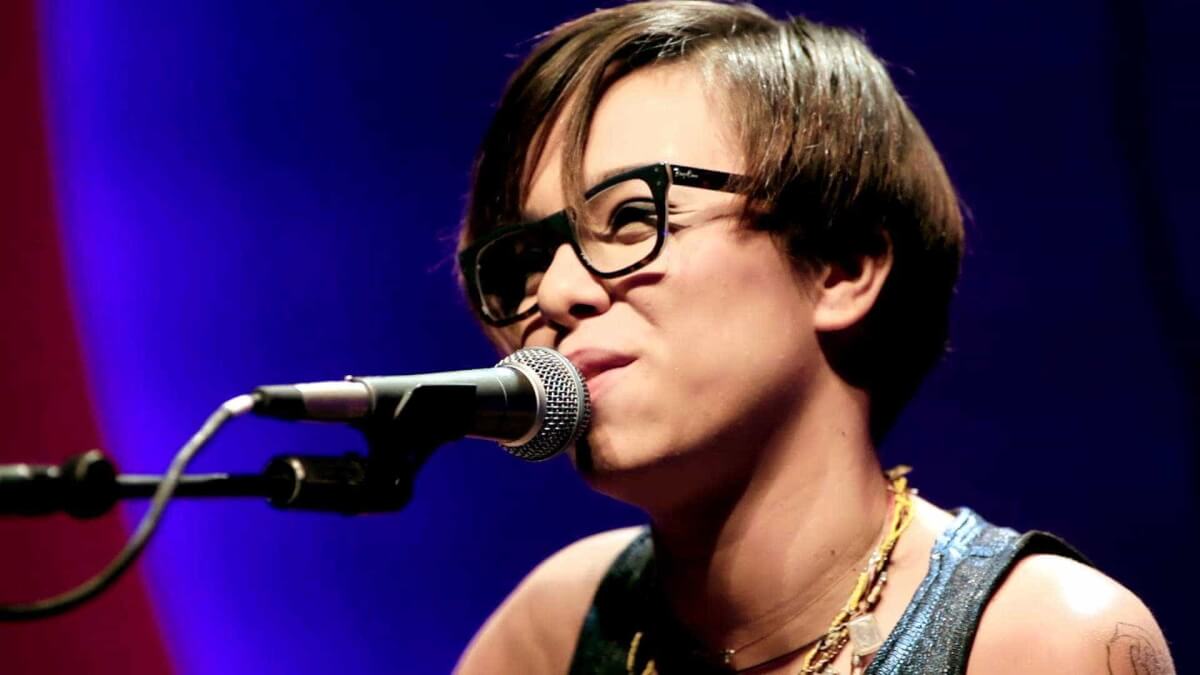 maria gadu de oculos