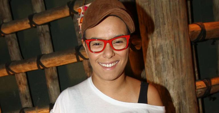 Maria Gadú: A Evolução do Estilo e Seus Óculos Icônicos