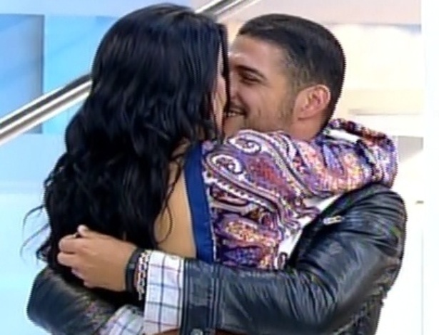 1. Marlos Cruz: A vida amorosa discreta após polêmicas. 2. Maytê Piragibe expõe traições: O que aconteceu com Marlos Cruz? 3. Débora Lyra e Marlos Cruz: Relembre o romance em A Fazenda. 4. Marlos Cruz: Do ator ao corretor de imóveis de luxo. 5. O impacto das acusações de traição na carreira de Marlos Cruz.