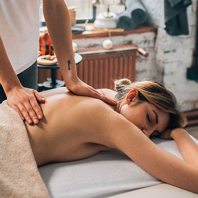 1. Massagem Tântrica vs. Tailandesa: Entenda as Diferenças Fundamentais
2. Guia Completo da Massagem Tântrica: Benefícios e Técnicas
3. Descubra a Massagem Tailandesa: Alívio e Flexibilidade
4. Tipos de Massagens Orientais: Uma Exploração Sensorial
5. Como Escolher a Massagem Ideal para Você: Tântrica ou Tailandesa?