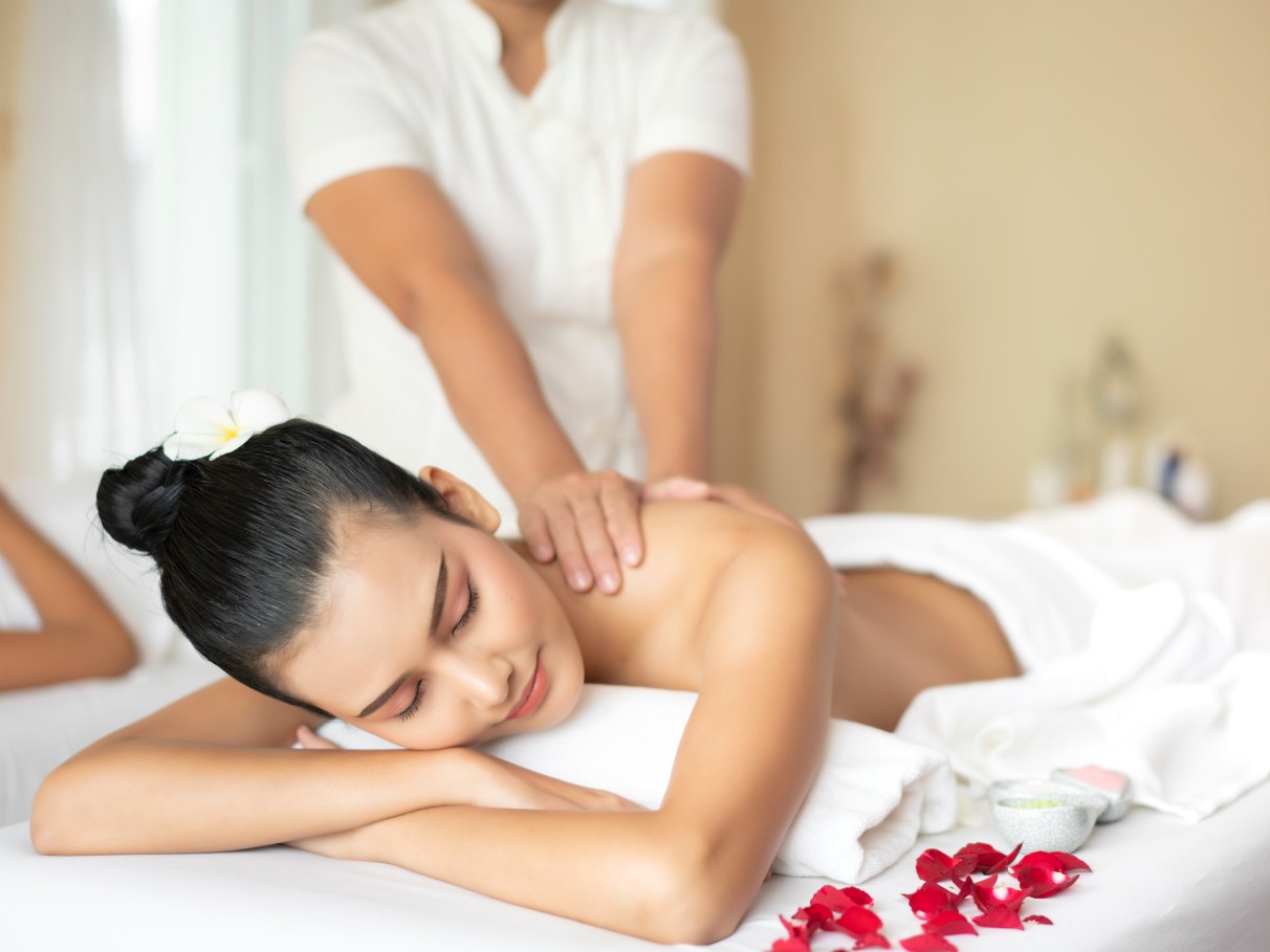 1. Massagem Tântrica vs. Tailandesa: Entenda as Diferenças Fundamentais
2. Guia Completo da Massagem Tântrica: Benefícios e Técnicas
3. Descubra a Massagem Tailandesa: Alívio e Flexibilidade
4. Tipos de Massagens Orientais: Uma Exploração Sensorial
5. Como Escolher a Massagem Ideal para Você: Tântrica ou Tailandesa?