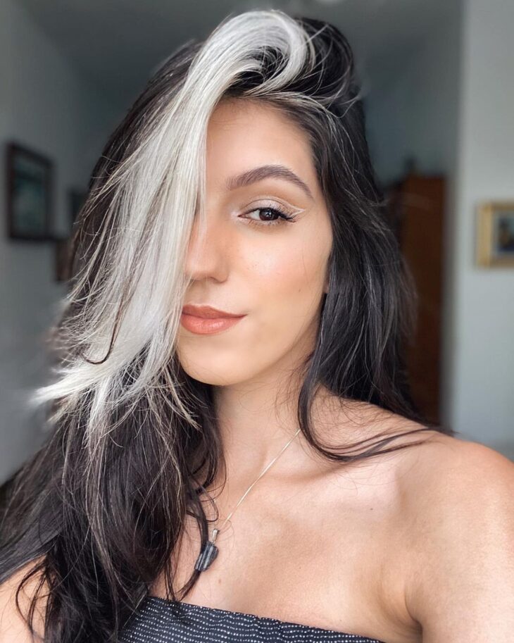 mecha branca na frente do cabelo