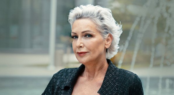 erros comuns ao assumir cabelo branco feminino