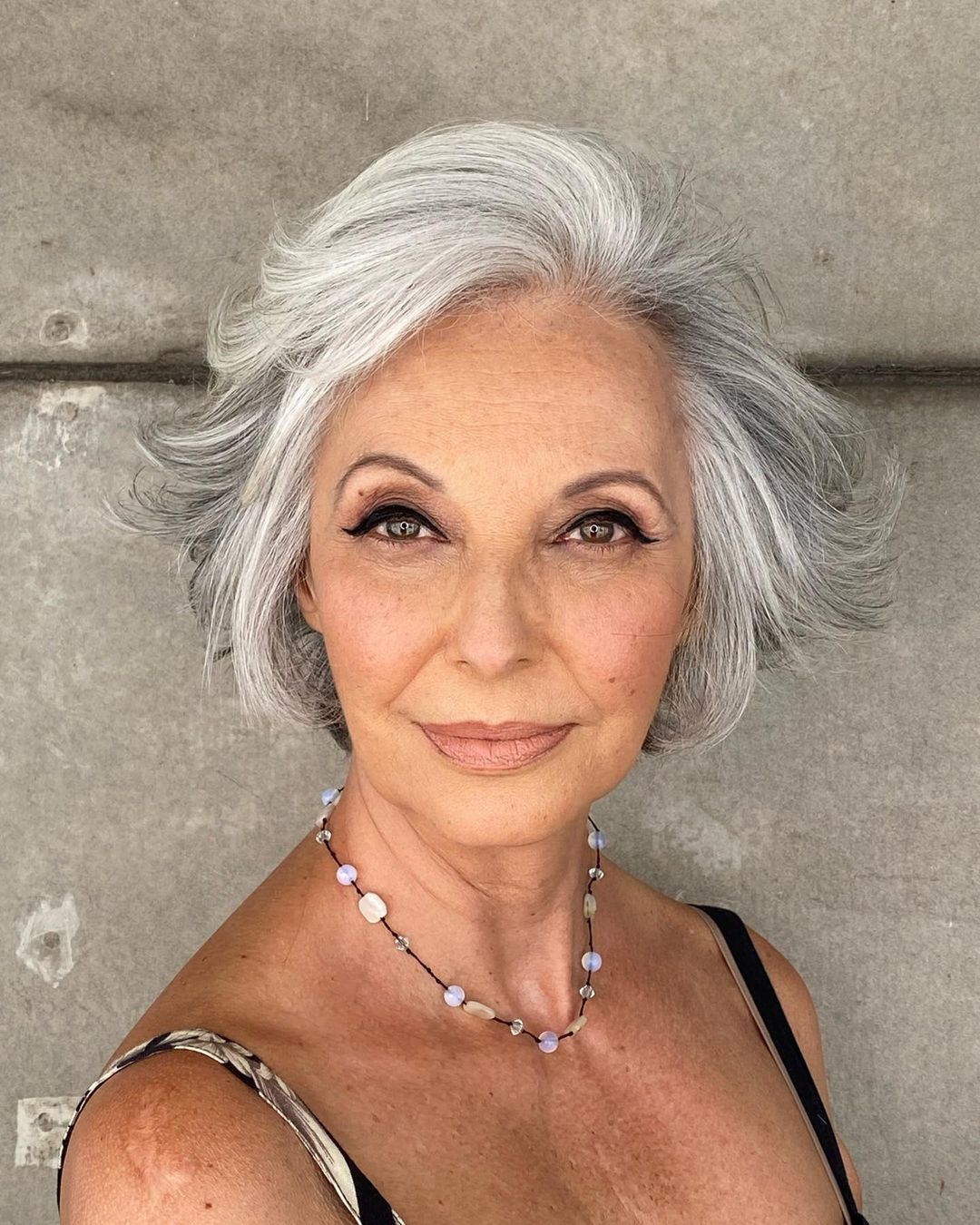 erros comuns ao assumir cabelo branco feminino