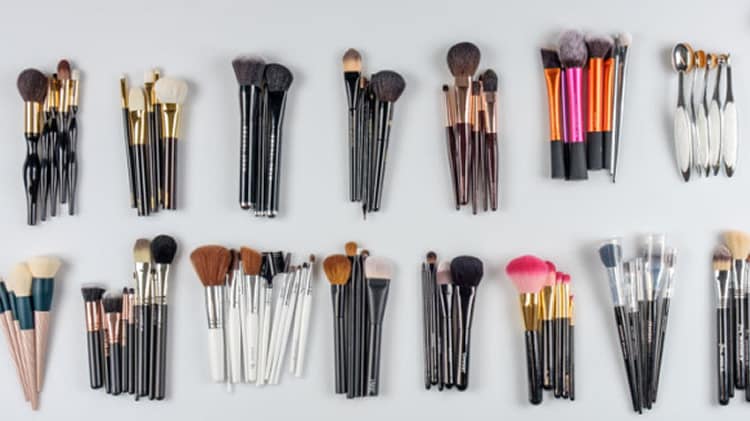 Diferenças entre cerdas naturais e sintéticas em pincéis de maquiagem