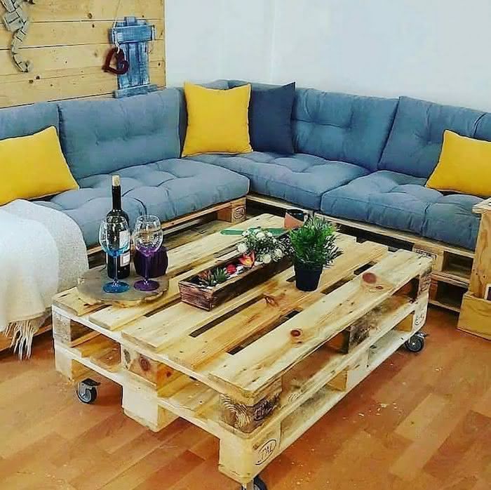 Mesa de Centro de Pallet com Vidro ou Rodízios: Qual Escolher?
