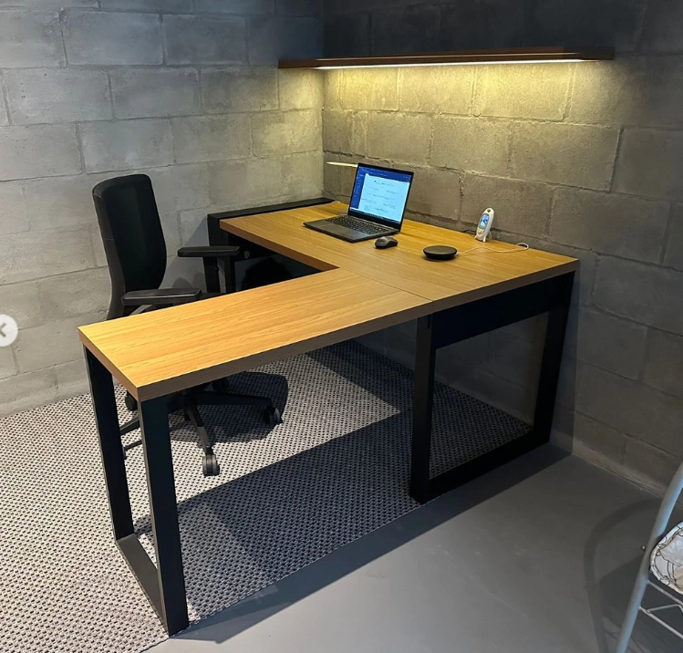 Mesa em L com design aberto para gaveteiros