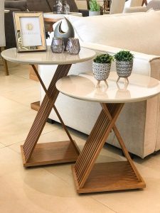 mesa lateral de madeira vs mesa lateral de metal