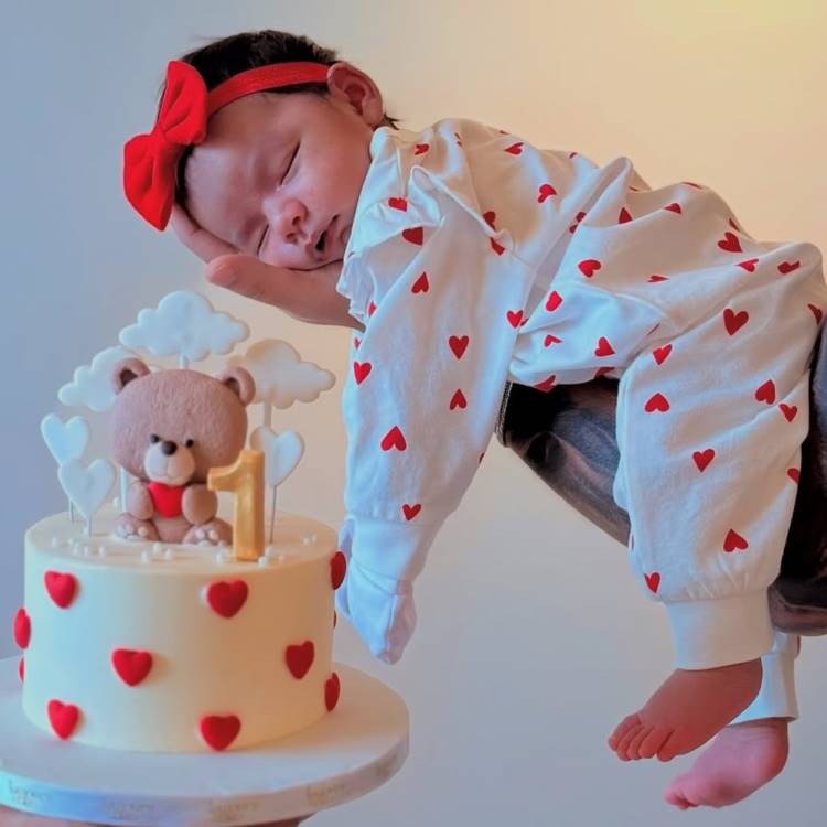 5 ideias de títulos:
1. Mesversário Criativo: Temas que Encantam em 2025/2026
2. Do Safari Chic ao Espaço Sideral: Tendências de Mesversário
3. Mesversário na Caixa: A Praticidade que os Pais Amam
4. O Que Não Pode Faltar no Mesversário Perfeito
5. Registrando o Crescimento: Dicas Essenciais para o Mesversário