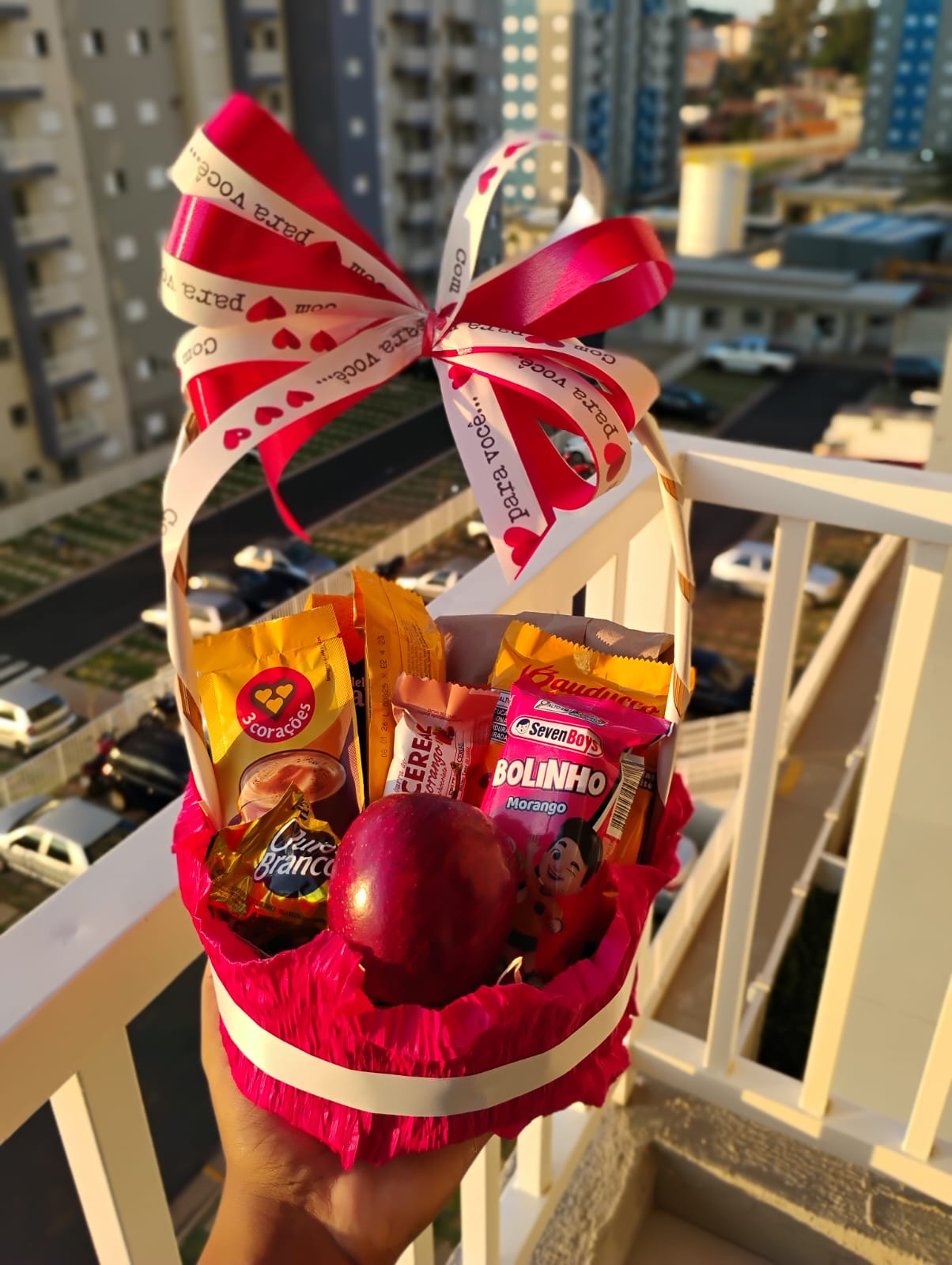 mini cesta de aniversário com bolo