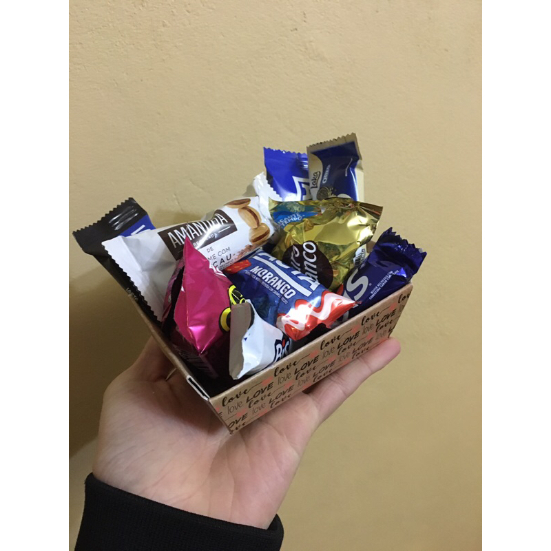mini cesta de aniversário com doces