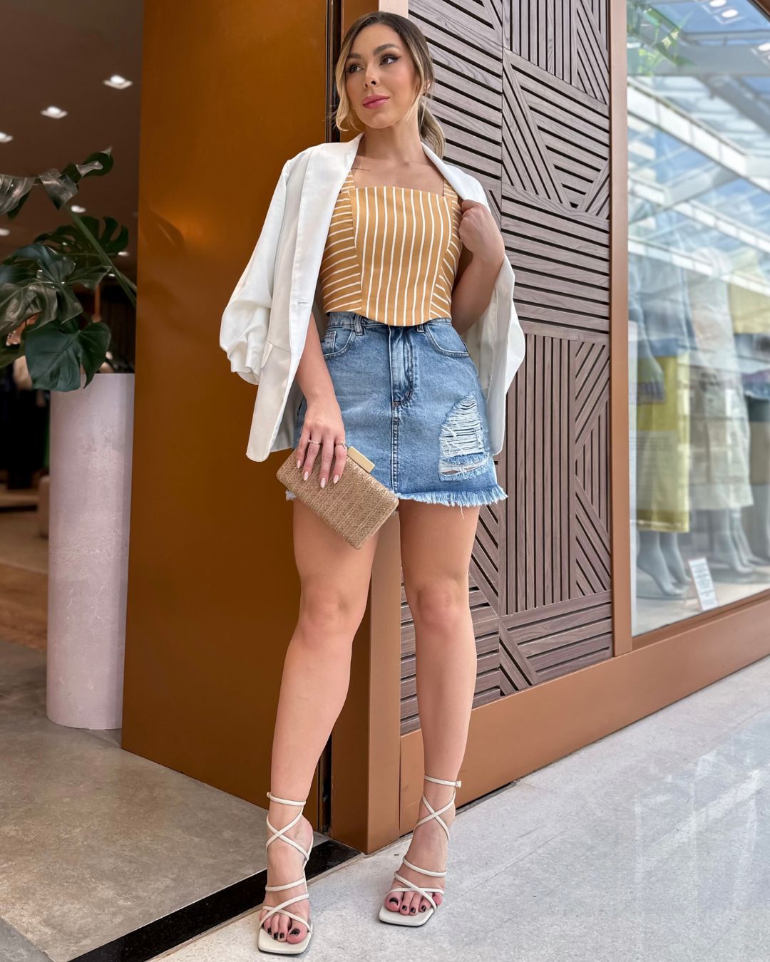 Mini saia jeans cintura alta