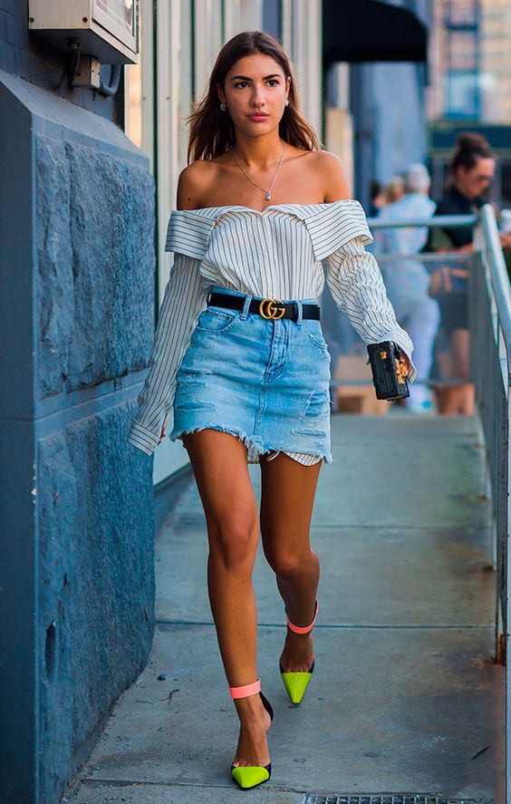 Mini saia jeans com detalhes (tachas, recortes, botões revestidos, lenços)