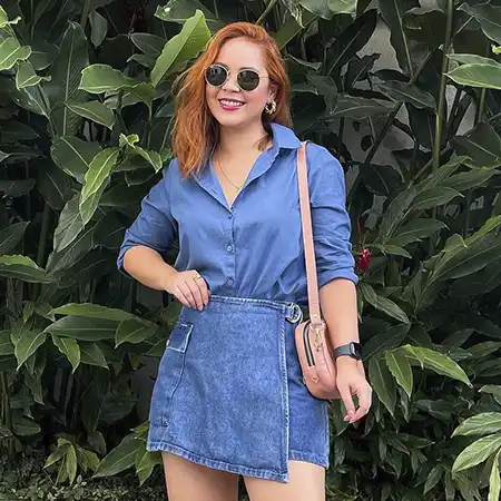 Mini saia jeans com barra a fio