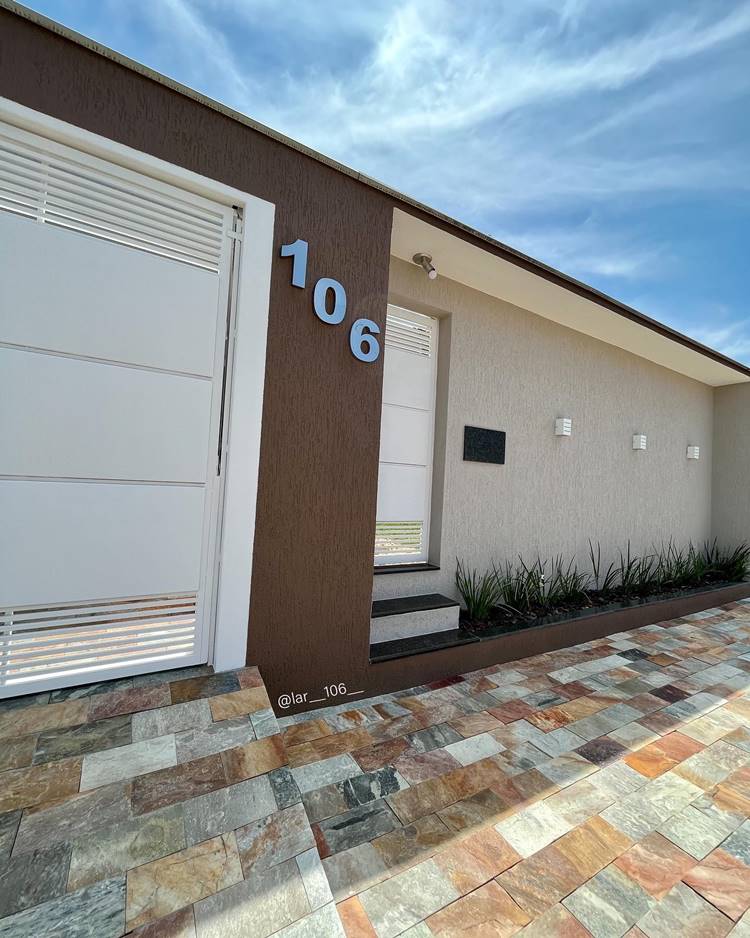fachada de casa simples com sacada