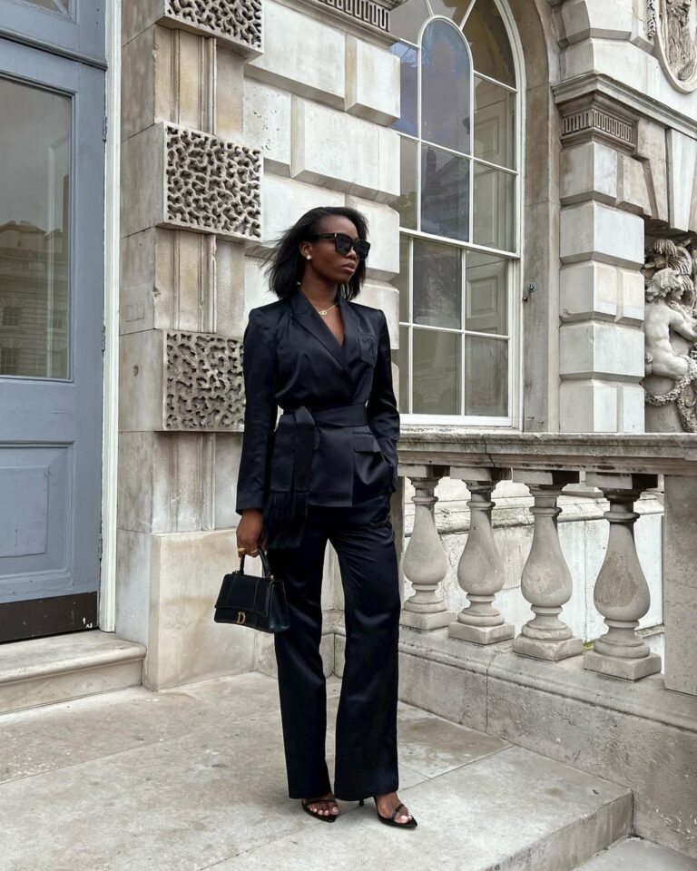 5 Ideias de Títulos:
1. As 5 Calças Essenciais para o Guarda-Roupa Feminino em 2026
2. Tendências de Calças Jeans: O Que Esperar para 2026
3. Conforto e Estilo: Os Modelos de Calças Casuais que Dominam 2026
4. Calças de Alfaiataria: Elegância Atemporal para o Trabalho em 2026
5. Guia Completo: Modelos de Calças Femininas que Vão Bombar em 2026