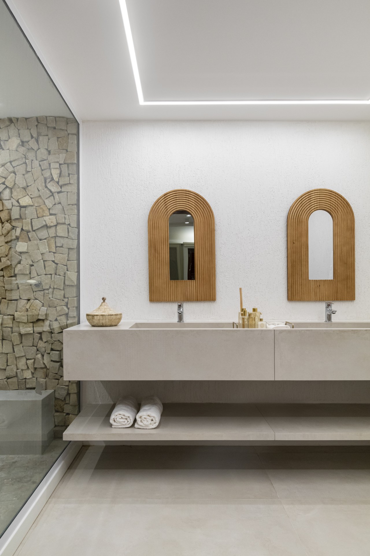 5 ideias de títulos:
1. Espelhos Orgânicos: A Nova Tendência que Vai Transformar sua Decoração em 2026
2. Iluminação Perfeita: Como Espelhos com LED Estão Redefinindo Ambientes
3. Do Clássico ao Moderno: Guia Completo de Formatos e Acabamentos de Espelhos
4. Espelhos para Sala de Jantar: Dicas Essenciais para Escolher o Modelo Ideal
5. Banheiro dos Sonhos: Escolhendo o Espelho Perfeito para seu Espaço