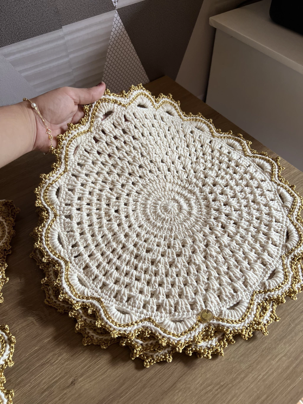 Sousplat de Crochê Vilma: O Modelo Econômico que Conquistou 2026