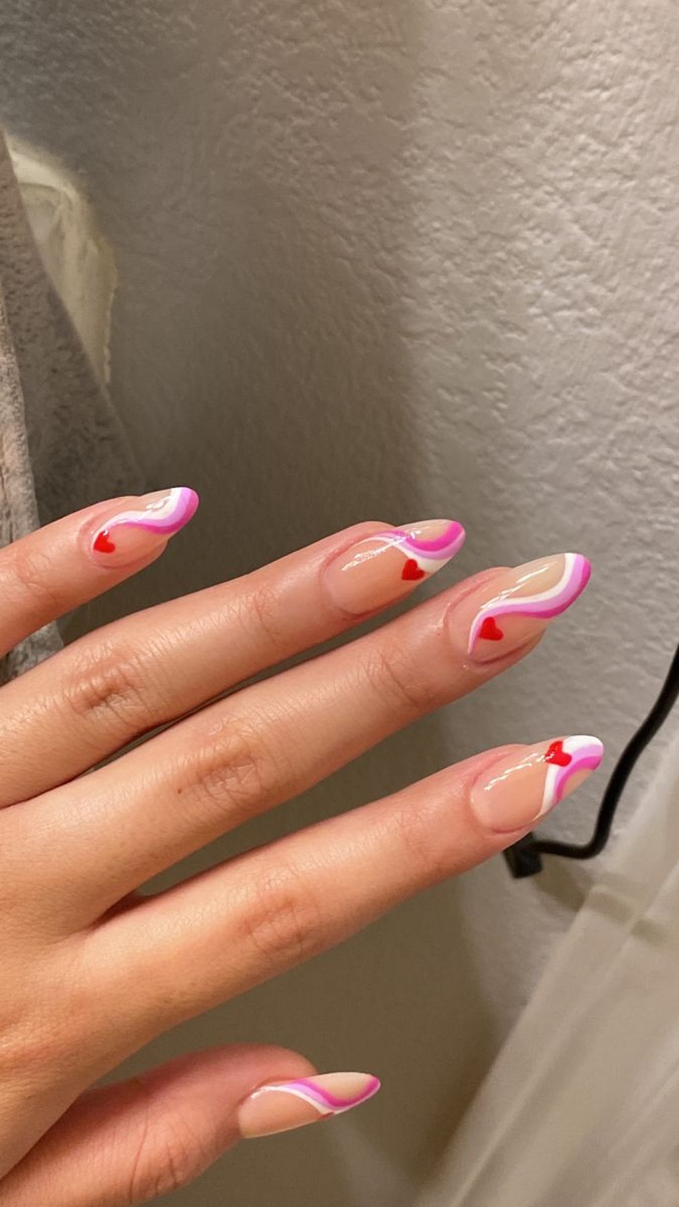 como cuidar de unhas em gel delicadas com flores secas