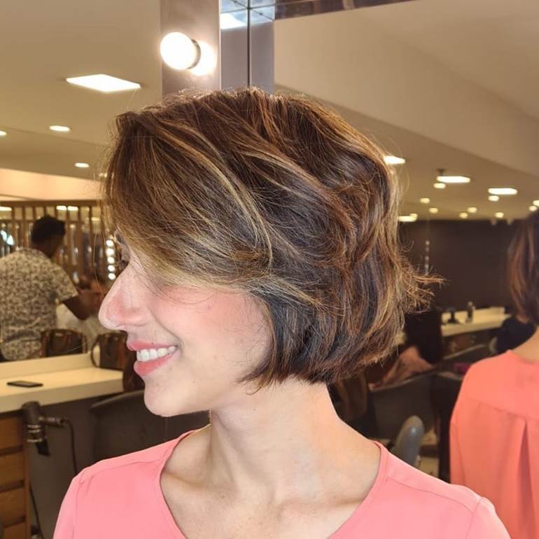 inspiração de cabelo morena curto