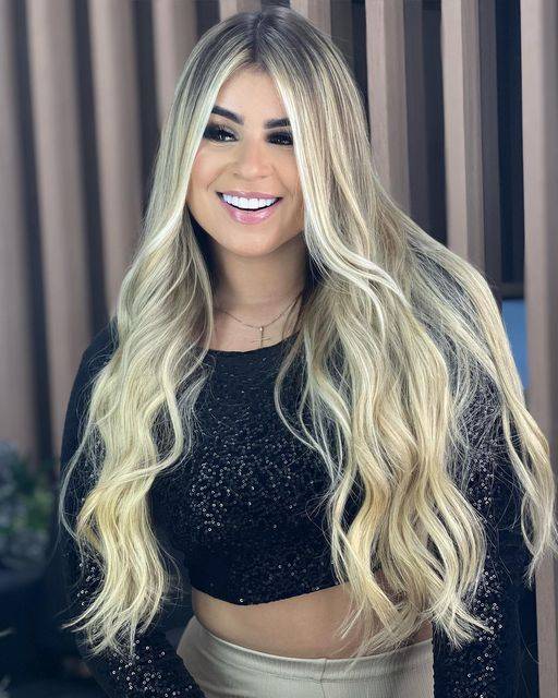 morena com cabelo loiro