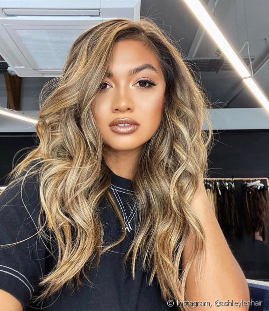 morena com cabelo loiro