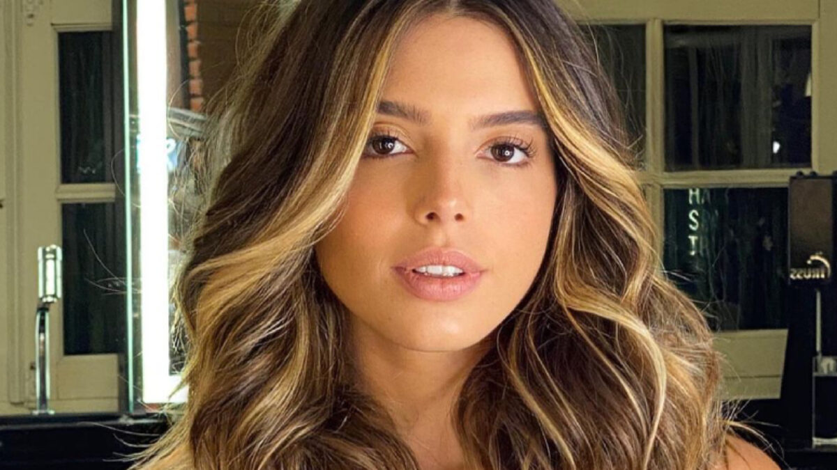 morena com cabelo loiro